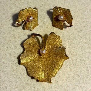 Vintage Kramer gold tone leaf broach with faux pearl matching earrings (688)